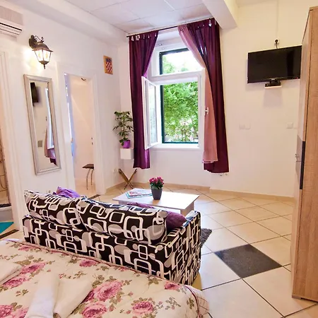 Magnifique Near Theatre & Apartment