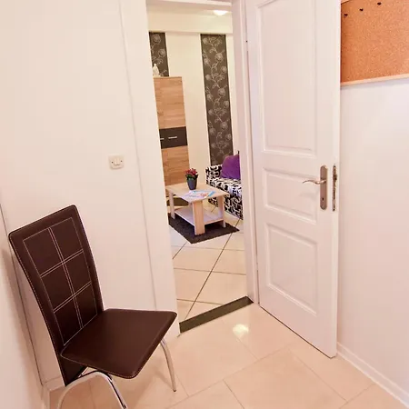 Magnifique Near Theatre & Apartment Split