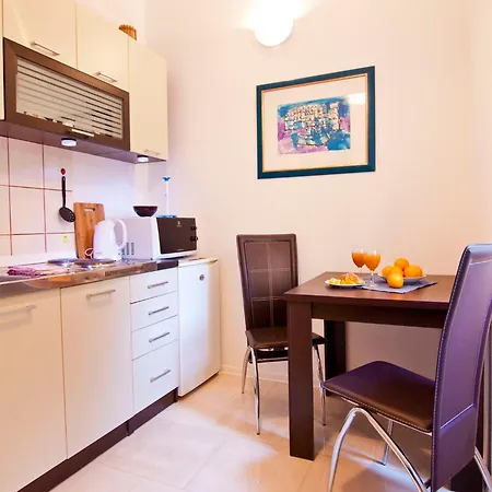Magnifique Near Theatre & Apartment Split