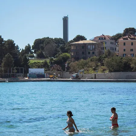 Magnifique Near Theatre & * Split