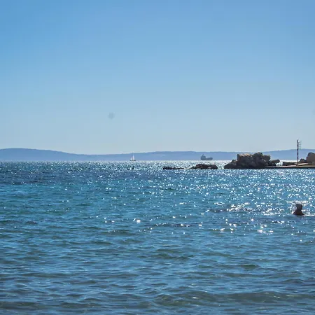 Magnifique Near Theatre & * Split